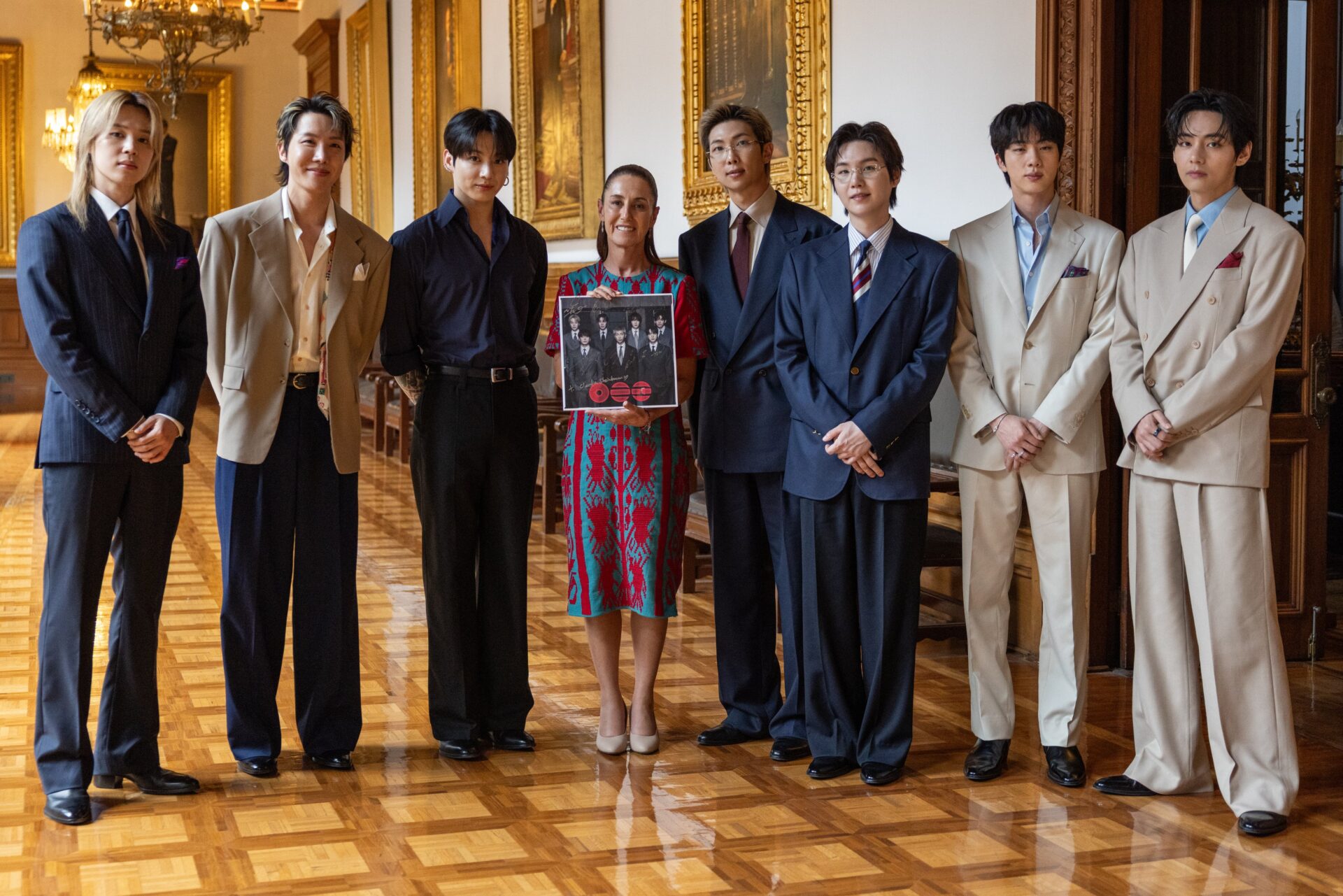 Claudia Sheinbaum se reúne con BTS antes de sus conciertos en México